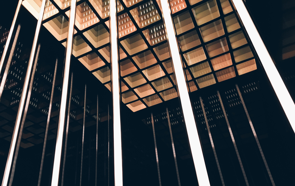 为什么电梯轿厢内的灯会关闭?