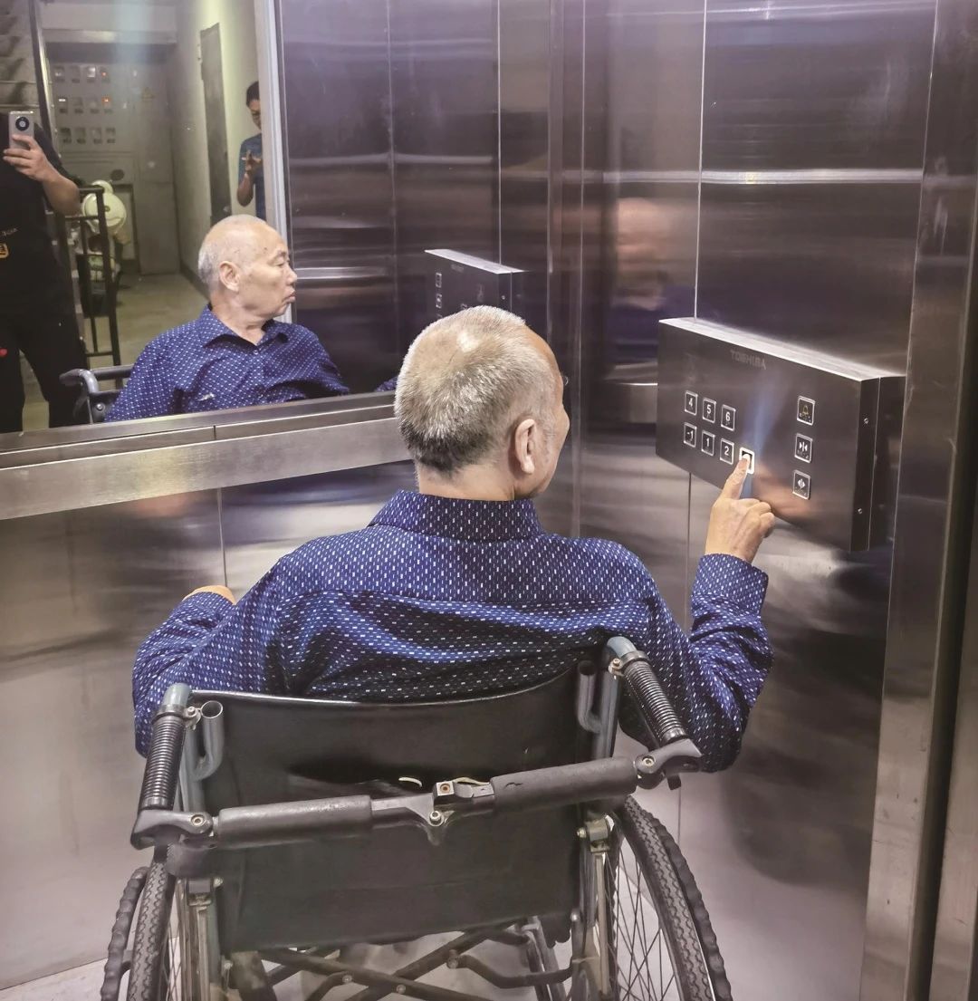 为什么很多电梯都安装了镜子?